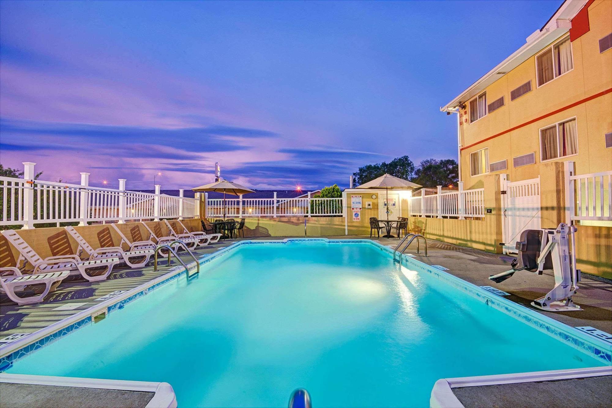 Super 8 By Wyndham Independence Kansas City Extérieur photo